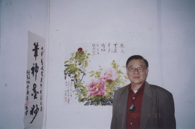 D005 高瀅老師參加中華藝風畫會聯展，故寫賀幃以祝，立此圖旁留影 2009.3.21